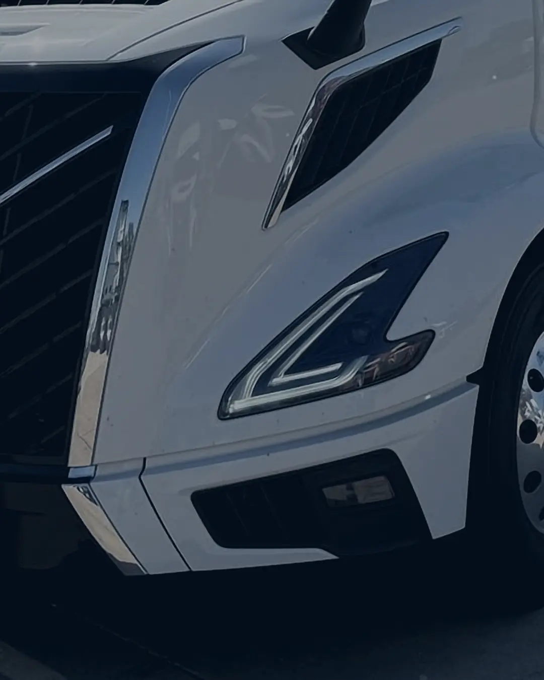Truckning LED farasi va panjarasi yaqindan